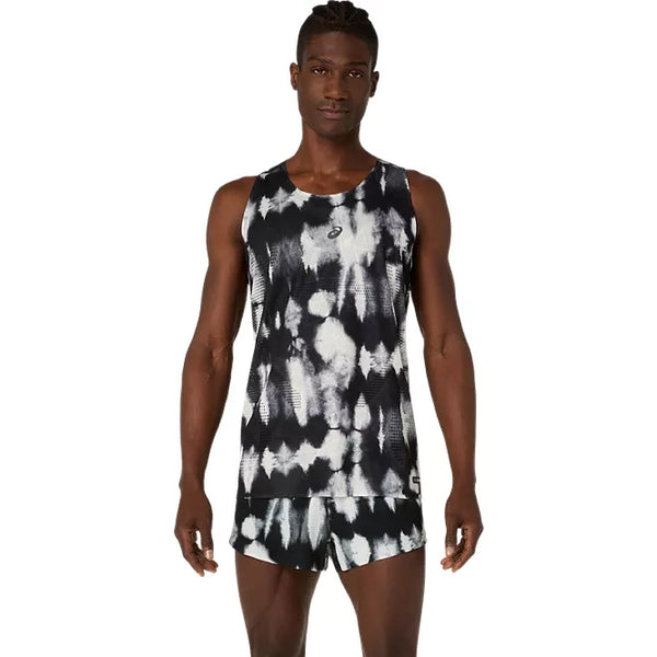 En mand står med ansigtet vendt fremad iført en ASICS Limited Series Metarun Singlet, Herre, i farven Cream/Performance Black samt matchende løbeshorts. Løbesinglet til herre er forsynet med ASICS’ sportslogo både på brystet og på shortsene, mens ACTIBREEZE-teknologien sikrer maksimal komfort. Baggrunden er ensfarvet hvid.