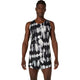 En mand står med ansigtet vendt fremad iført en ASICS Limited Series Metarun Singlet, Herre, i farven Cream/Performance Black samt matchende løbeshorts. Løbesinglet til herre er forsynet med ASICS’ sportslogo både på brystet og på shortsene, mens ACTIBREEZE-teknologien sikrer maksimal komfort. Baggrunden er ensfarvet hvid.
