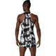 En person står med ryggen til kameraet og har en Asics Limited Series Metarun Singlet til mænd i farven Cream/Performance Black på samt et matchende nederdel. Håret er sat op i en knold. Baggrunden er ensfarvet hvid.
