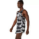 En mand ses i profil iført ASICS Limited Series Metarun Singlet, Herre, i farvekombinationen Cream/Performance Black sammen med matchende shorts. Han har kort hår sat i cornrows og står foran en ensfarvet hvid baggrund. Looket fuldendes med denne singlet, der er udstyret med ACTIBREEZE-teknologi for forbedret åndbarhed og komfort.