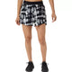 En person har Asics Limited Series Metarun Split Shorts til kvinder i farven Cream/Performance Black på, med sort linning, og er iført sorte sportssko. Billedet viser personen fra midten af overkroppen og ned til fødderne foran en ensfarvet baggrund.