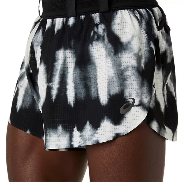Nærbillede af en person, der bærer ASICS Limited Series Metarun Split Shorts, Herre, i farvekombinationen Cream/Performance Black, med ASICS-logoet på venstre ben og med fokus på både linningen og lårene. Disse eksklusive løbeshorts til mænd forener stil og ydeevne til hver eneste løbetur.