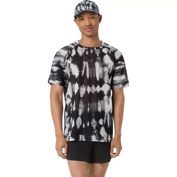 En person iført Asics Limited Series Metarun Ss Top til mænd i farvekombinationen Cream/Performance Black, kombineret med sorte shorts og en matchende kasket, står med ansigtet vendt fremad foran en ensfarvet hvid baggrund.