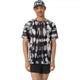 En person iført Asics Limited Series Metarun Ss Top til mænd i farvekombinationen Cream/Performance Black, kombineret med sorte shorts og en matchende kasket, står med ansigtet vendt fremad foran en ensfarvet hvid baggrund.