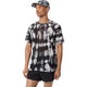 En mand står iført Asics Limited Series Metarun SS Top til mænd i farvekombinationen Cream/Performance Black – en stilfuld og teknisk løbetrøje, der er designet med fokus på både ydeevne og komfort. Iført sorte shorts og en blå- og sortmønstret kasket står han med blikket let vendt mod venstre og venstre arm afslappet ned langs siden, hvilket fremhæver den ubesværede stil ved en moderne løbetrøje til mænd.