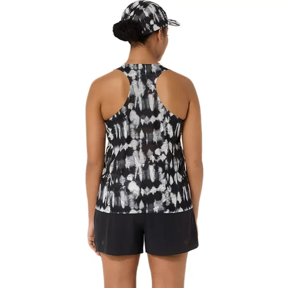 Der ses en person set bagfra, der bærer Asics Limited Series Metarun Tank til kvinder i farvekombinationen Cream/Performance Black, som er udstyret med ACTIBREEZE-teknologi. Outfitet suppleres af sorte sportsshorts og en matchende ASICS-kasket med mønster, og håret er sat op i en lav knold.