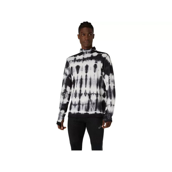 En person står med ansigtet vendt fremad og har en Asics Limited Series Road Insulate LS Top til mænd i farven Cream/Performance Black med høj krave på, kombineret med sorte bukser. Baggrunden er ensfarvet hvid.