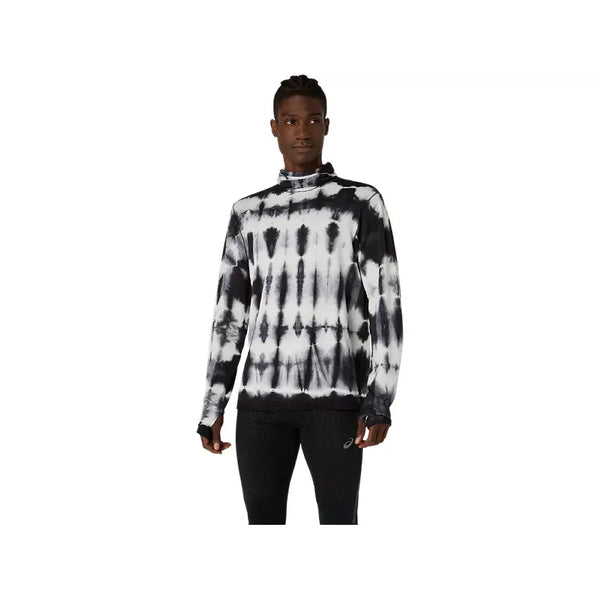 En person står med ansigtet vendt fremad og har en Asics Limited Series Road Insulate LS Top til mænd i farven Cream/Performance Black med høj krave på, kombineret med sorte bukser. Baggrunden er ensfarvet hvid.