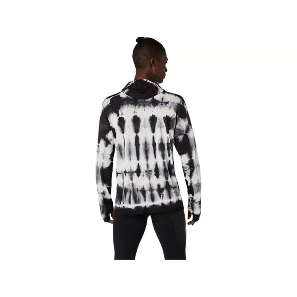 En person står med ryggen til og har en ASICS Limited Series Road Insulate LS Top til mænd i farven Cream/Performance Black på – et fremragende valg som herre-løbebluse eller vinterløbetrøje – sammen med sorte bukser. Baggrunden er ensfarvet hvid.