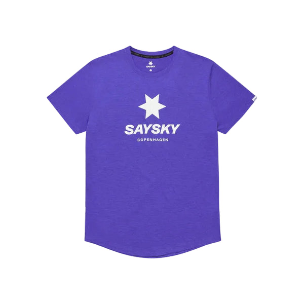 Saysky Logo Combat Pro T-shirt, Herre, Purple, har en hvid stjerne og SAYSKY over COPENHAGEN på forsiden, korte ærmer, en rund hals og en let buet kant for komfort og stil.