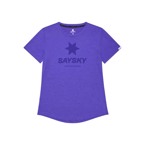 Saysky Logo Combat Pro T-shirt, Dame, Purple er en kortærmet løbe t-shirt med rund hals og en stor mørk stjerne og "SAYSKY COPENHAGEN" på forsiden. Den er åndbar med et enkelt figursyet design og en let buet kant.