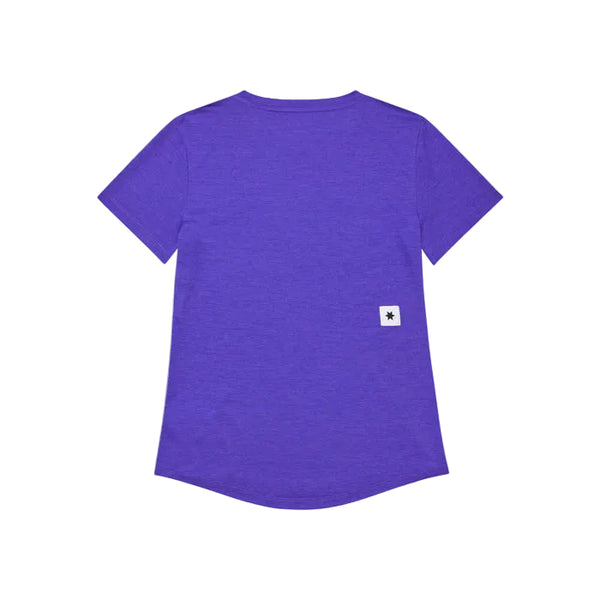 Saysky Logo Combat Pro T-shirt til kvinder i lilla ligger fladt med ryggen opad og har et lille hvidt rektangulært mærke med en sort stjerne nederst til højre.