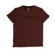SAYSKY Logo Pace T-shirt til mænd fås i rødt med SAYSKY-logoet på brystet. T-shirten er afbilledet lagt fladt på en hvid baggrund.