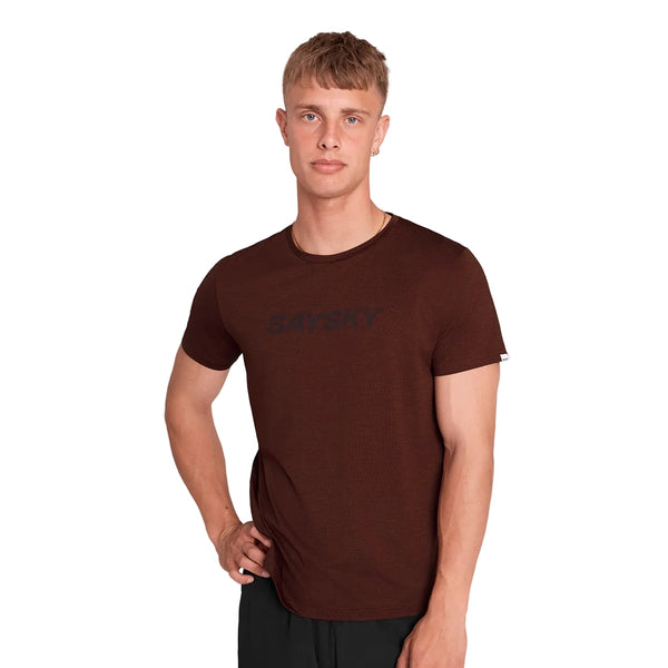 En mand med kort blondt hår har en rød Saysky Logo Pace-T-shirt (herre) på med teksten »SAYSKY« på forsiden. Han står med ansigtet vendt mod kameraet, den ene hånd på hoften og den anden afslappet ned langs siden.