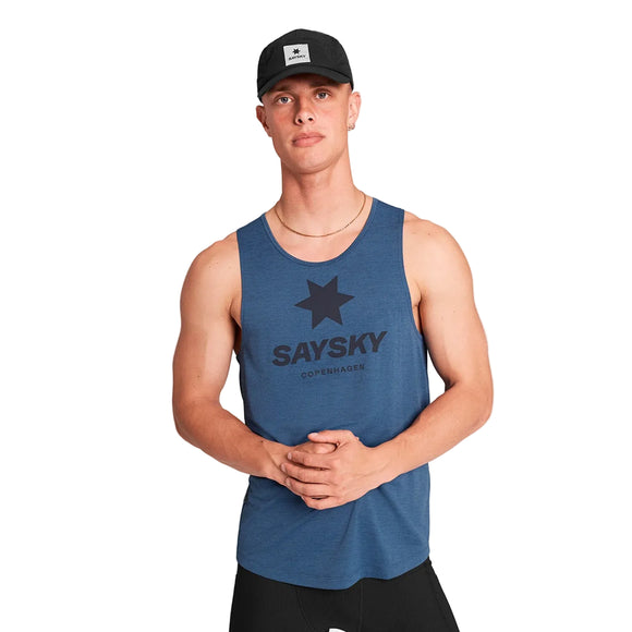 En mand iført en blå Saysky Logo Combat Pro-singlet med et stjernelogo foran, kombineret med en sort kasket.