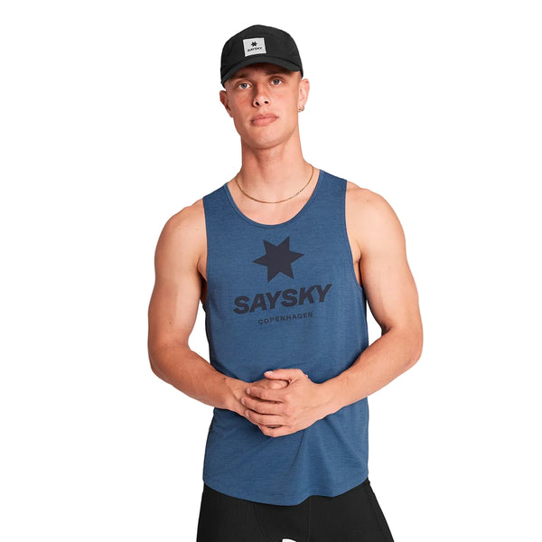 En mand iført en blå Saysky Logo Combat Pro-singlet med et stjernelogo foran, kombineret med en sort kasket.