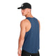 En mand iført en blå Saysky Logo Combat Pro-singlet og en sort baseballkasket, set fra siden og bagfra.