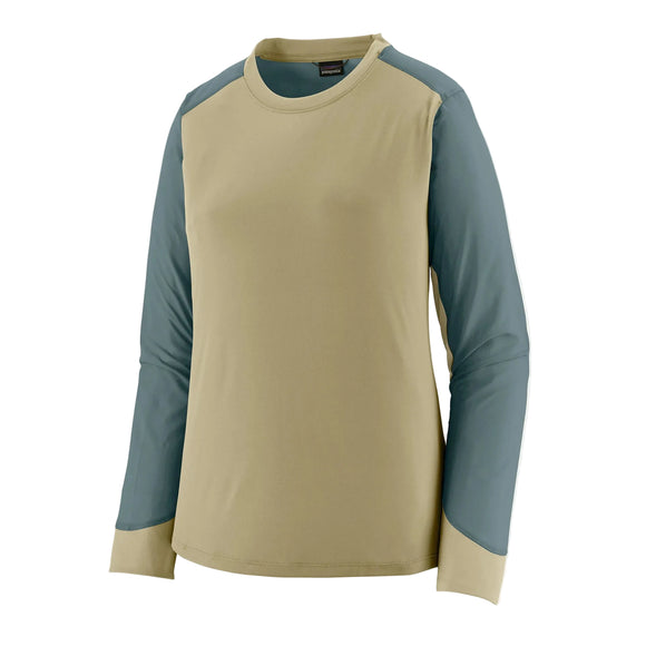 Patagonia Long-Sleeved Dirt Craft Jersey, Dame, i Weathered Stone, har en beige for- og bagside med blågrønne ærmer og skulderpaneler på en almindelig hvid baggrund.