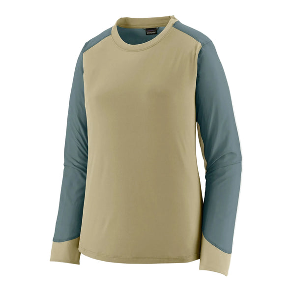 Patagonia Long-Sleeved Dirt Craft Jersey, Dame, i Weathered Stone, har en beige for- og bagside med blågrønne ærmer og skulderpaneler på en almindelig hvid baggrund.