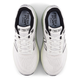 Et par New Balance Freshfoam 860 V14 Herre løbesko i Sea, set ovenfra, viser brandets logo, sorte detaljer og Freshfoam 860-tekst på polstrede indlægssåler. Ideel herreløbesko til støtte og komfort.