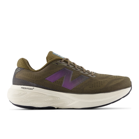 Et sidebillede af New Balance Freshfoam 880 V15, Herre, Woodland-sneakeren i olivengrøn med et lilla N-logo, hvid støddæmpende sål, sort ydersål, meshpaneler og synlige snørebånd.