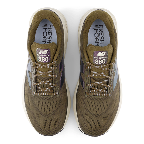 Et par New Balance Freshfoam 880 V15 Herre Woodland løbesko i olivengrønt mesh med solbrune snørebånd, lysegrå såler og "FRESH FOAM" og "new balance 880" branding på indersåler og tunger.
