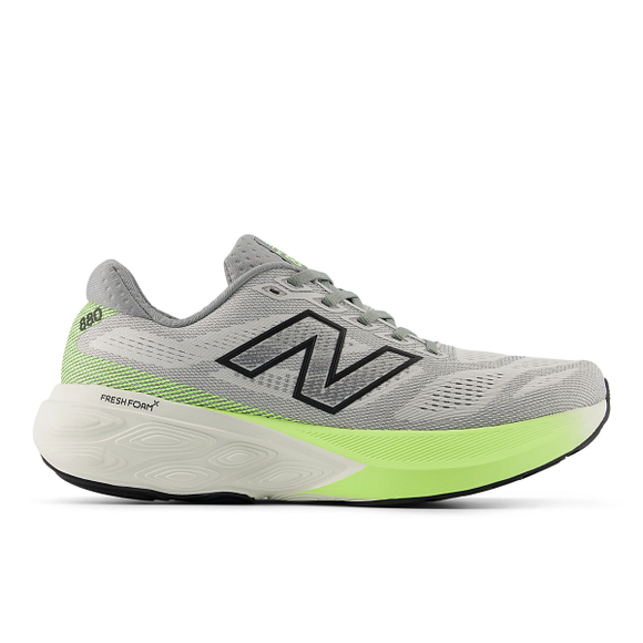 New Balance FreshFoam 880 v15 Herre i Grey Matter/Afterglow har en overdel i mesh, sort N-logo, lysegrønne detaljer på sålen, 880 nær hælen og giver høj komfort med Fresh Foam-mellemsålen og den slidstærke sorte ydersål.