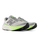 Et par New Balance FreshFoam 880 v15 Herre i Grey Matter/Afterglow med overdel i mesh, stødabsorberende såler, sorte detaljer og fremtrædende N-logoer vises på en hvid baggrund.