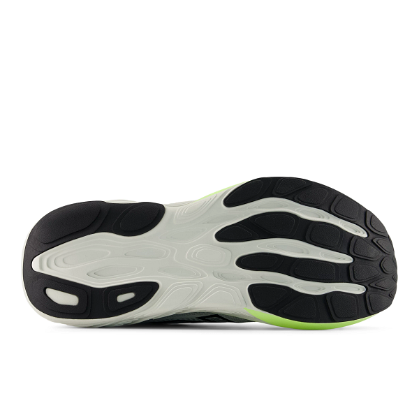 Billedet viser undersiden af New Balance FreshFoam 880 v15 til mænd i Grey Matter/Afterglow, der har sort og lysegråt gummi med bølgede slidbanemønstre og en neongrøn accent på tåområdet for ekstra komfort.
