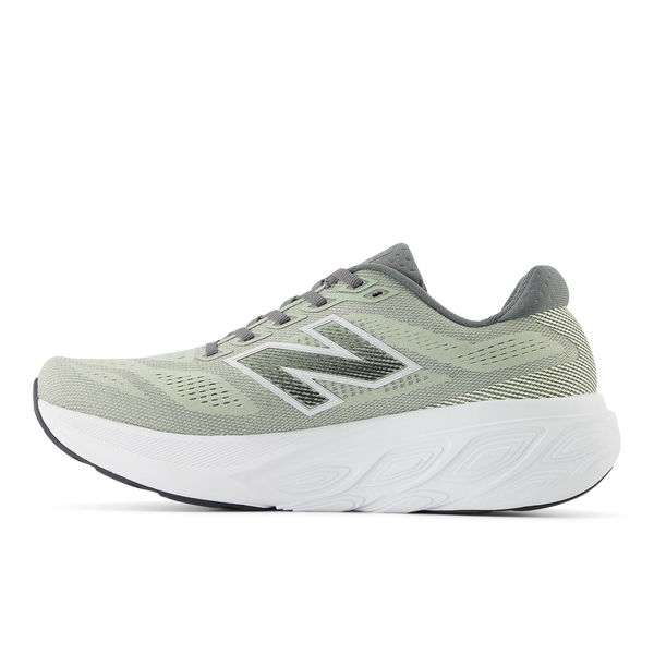 New Balance Freshfoam 880 V15 Herre i Garter Snake har en overdel i lysegrøn og grå mesh, en polstret hvid sål, snørelukning og et fremtrædende N-logo. Denne løbesko er vist i profil på en hvid baggrund og kombinerer stil og komfort.