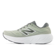 New Balance Freshfoam 880 V15 Herre i Garter Snake har en overdel i lysegrøn og grå mesh, en polstret hvid sål, snørelukning og et fremtrædende N-logo. Denne løbesko er vist i profil på en hvid baggrund og kombinerer stil og komfort.