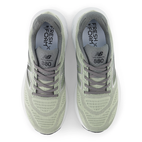 Et par lysegrå New Balance Freshfoam 880 V15, Herre, Garter Snake løbesko set ovenfra, der fremhæver snørebåndene, overdelen i mesh og Fresh Foam-branding for autentisk komfort.