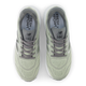 Et par lysegrå New Balance Freshfoam 880 V15, Herre, Garter Snake løbesko set ovenfra, der fremhæver snørebåndene, overdelen i mesh og Fresh Foam-branding for autentisk komfort.