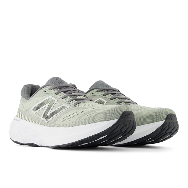 Et par New Balance Freshfoam 880 V15 Herre løbesko i farven Garter Snake, med hvide mellemsåler og sorte ydersåler, ses side om side på en hvid baggrund.