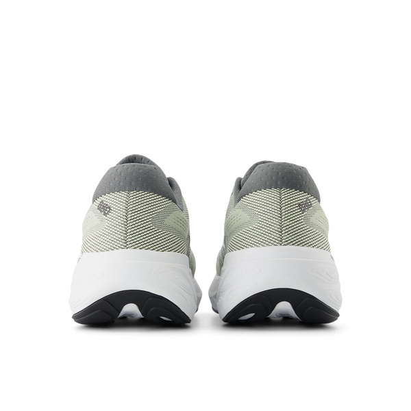 Et par New Balance Freshfoam 880 V15 Herre løbesko i Garter Snake, med lysegrøn og grå overdel, hvide chunky såler og sort slidbane, set bagfra på en hvid baggrund.