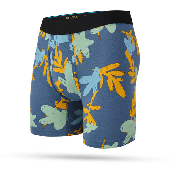 Stance In Paradise Wholester flerfarvede boksershorts til mænd har en sort linning og et abstrakt print af lysegrønne og orange bladformer, der kombinerer stilfuldt design og komfort til enhver boksershortsherre.
