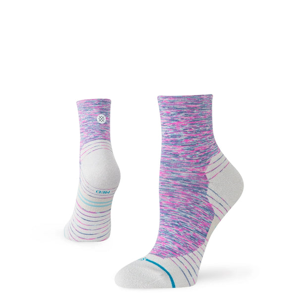 To Stance Marshy Light Quarter Dame Fuschia-strømper vises i pink, lilla og grå med stribet og plettet design; den ene er lodret, den anden vinklet, så man kan se sålen og hælen.
