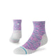 Billedet viser to Stance Marshy Light Quarter Dame Fuschia løbesokker i hvid, pink og lilla gradient - den ene opretstående, den anden vinklet for at fremhæve hælen og sålen.