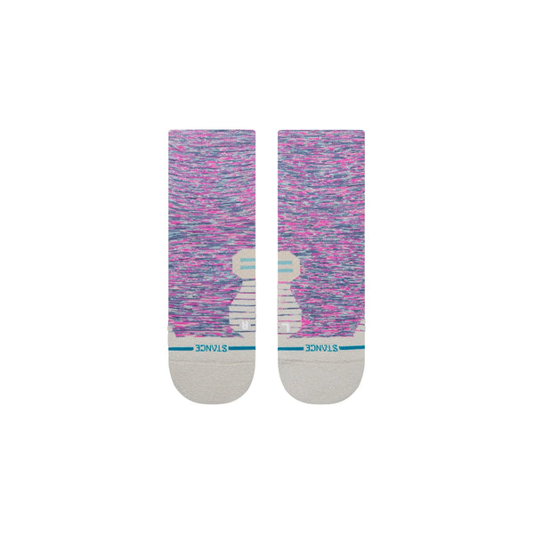 Stance Marshy Light Quarter Dame Fuschia er et par åndbare kvartstrømper med et pink, blåt og lilla spættet mønster, hvid tå, "STANCE" på tåen og en delvis hvid robotgrafik - perfekt til en sporty stil.