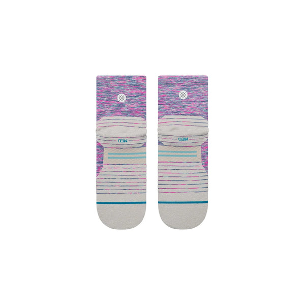 Stance Marshy Light Quarter strømper til kvinder i fuschia, perfekte som åndbare løbesokker, har hvidt stof med pastelfarvede, lilla og blågrønne striber og accenter, der vises side om side på en hvid baggrund.