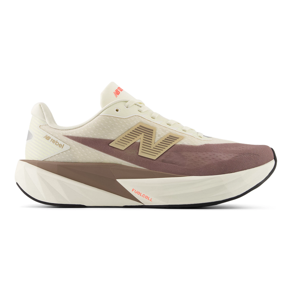 Fuelcell Rebel V5, Herre, Angora er en beige og brun løbesko med tyk polstret sål, N-logo på siden, FuelCell-branding, moderne designdetaljer og lette materialer for responsiv ydeevne.