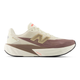 Fuelcell Rebel V5, Herre, Angora er en beige og brun løbesko med tyk polstret sål, N-logo på siden, FuelCell-branding, moderne designdetaljer og lette materialer for responsiv ydeevne.