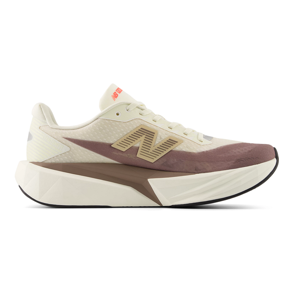 FuelCell Rebel V5, Herre, Angora er en beige og lysebrun New Balance løbesko med chunky hvid sål, brune detaljer og N-logo. Mesh og syntetiske materialer giver et moderne look og en responsiv følelse under løb.