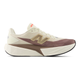 FuelCell Rebel V5, Herre, Angora er en beige og lysebrun New Balance løbesko med chunky hvid sål, brune detaljer og N-logo. Mesh og syntetiske materialer giver et moderne look og en responsiv følelse under løb.