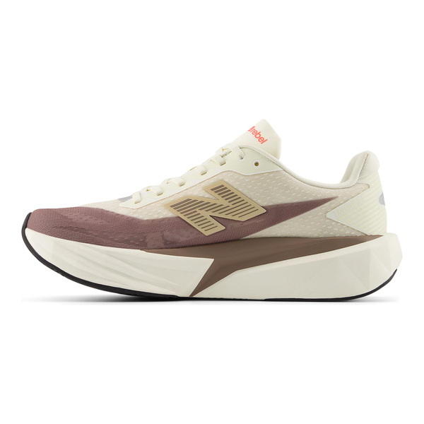 FuelCell Rebel V5 Herre Angora løbeskoen har en creme- og beige overdel med et markant brunt N-logo, lysebrune og mauve detaljer, en tyk polstret sål samt et moderne aerodynamisk design vist i venstre sideprofil.
