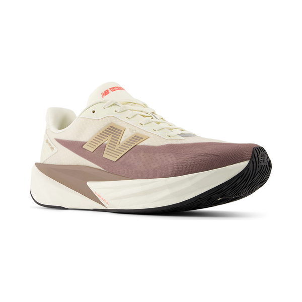 Fuelcell Rebel V5, Herre, Angora er en responsiv herre-løbesko med cremefarvet overdel, beige og mauve detaljer, markant N-logo samt en tyk hvid og brun sål. Vist på hvid baggrund.