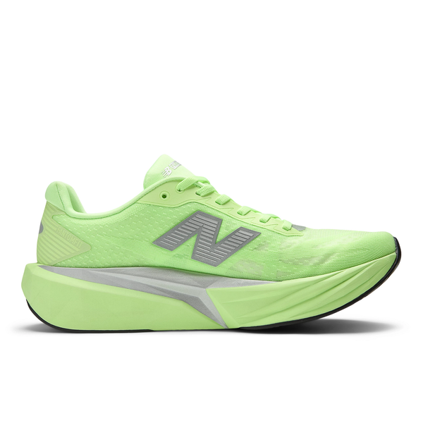 Et sidebillede af New Balance Fuelcell Rebel V5, Herre, Mint Flash viser den tykke, lagdelte sål, de grå detaljer og N-logoet. Den neongrønne løbesko vises mod en almindelig hvid baggrund.