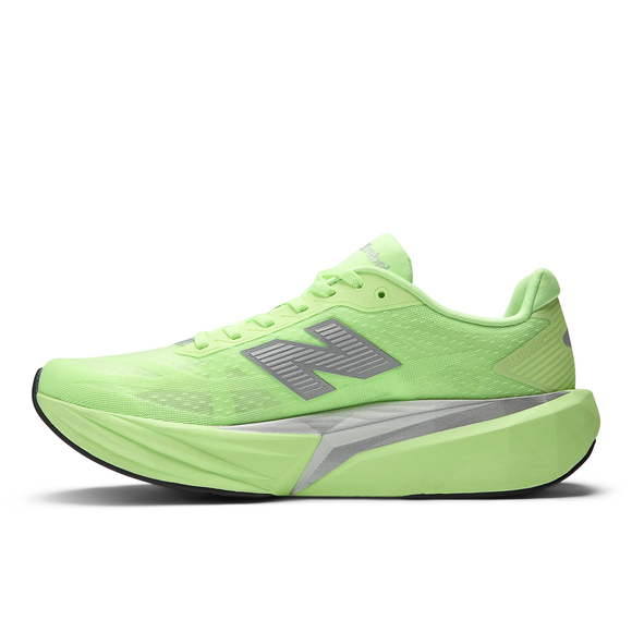 New Balance Fuelcell Rebel V5 løbesko herre i Mint Flash har en lysegrøn overdel i mesh, en tyk kantet sål, sølv og sorte detaljer og et stort N-logo, der ses fra siden mod en hvid baggrund.