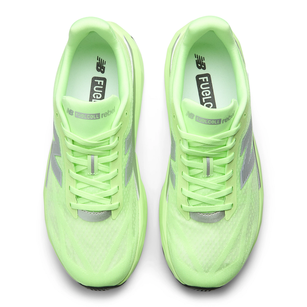 Et par New Balance Fuelcell Rebel V5, Herre, Mint Flash løbesko ses ovenfra, hvor snørebånd, pløs og logodetaljer på begge sko fremhæves.