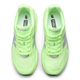 Et par New Balance Fuelcell Rebel V5, Herre, Mint Flash løbesko ses ovenfra, hvor snørebånd, pløs og logodetaljer på begge sko fremhæves.